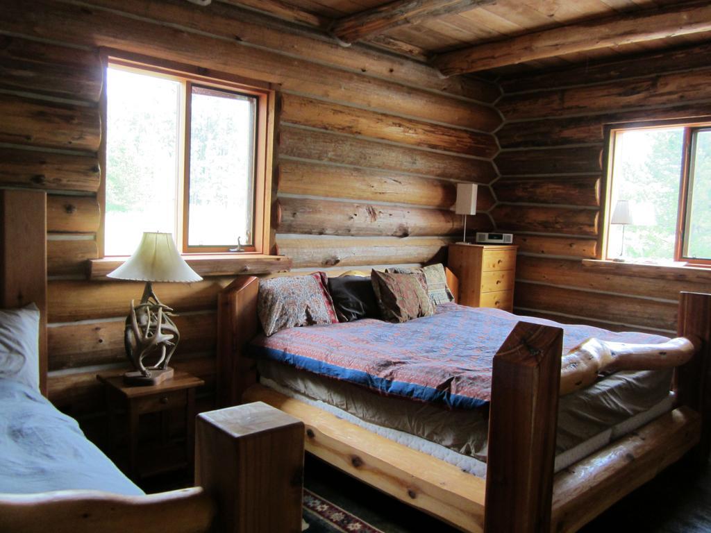 Ldr Lodge - Last Dollar Ranch Smithers Exteriör bild