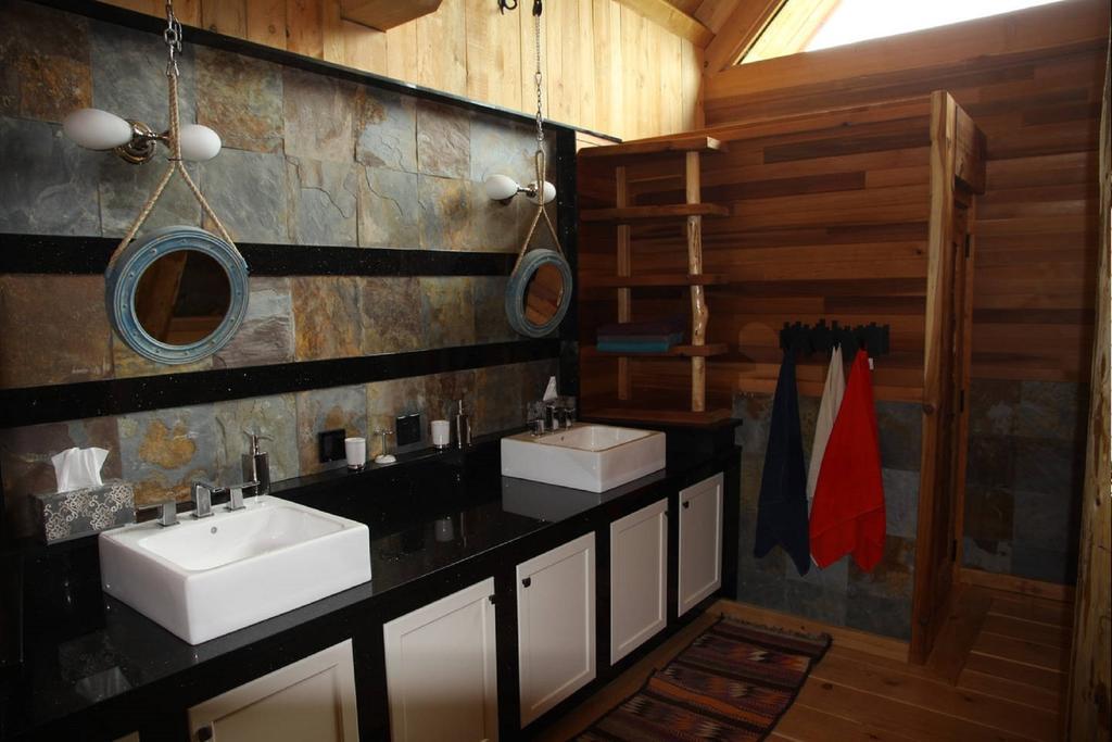 Ldr Lodge - Last Dollar Ranch Smithers Exteriör bild