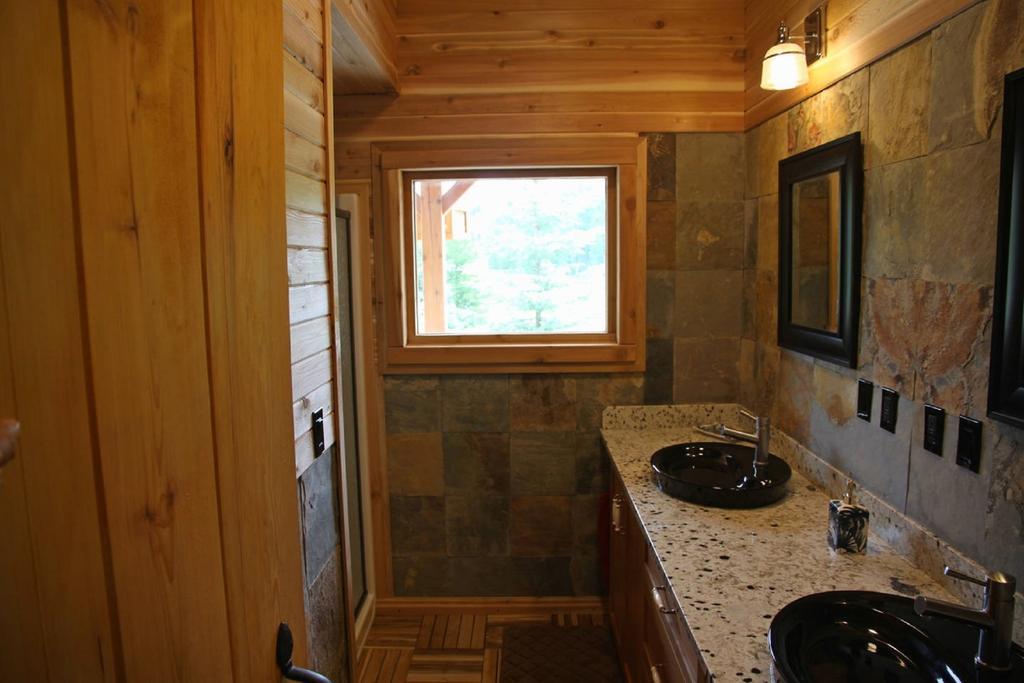 Ldr Lodge - Last Dollar Ranch Smithers Exteriör bild