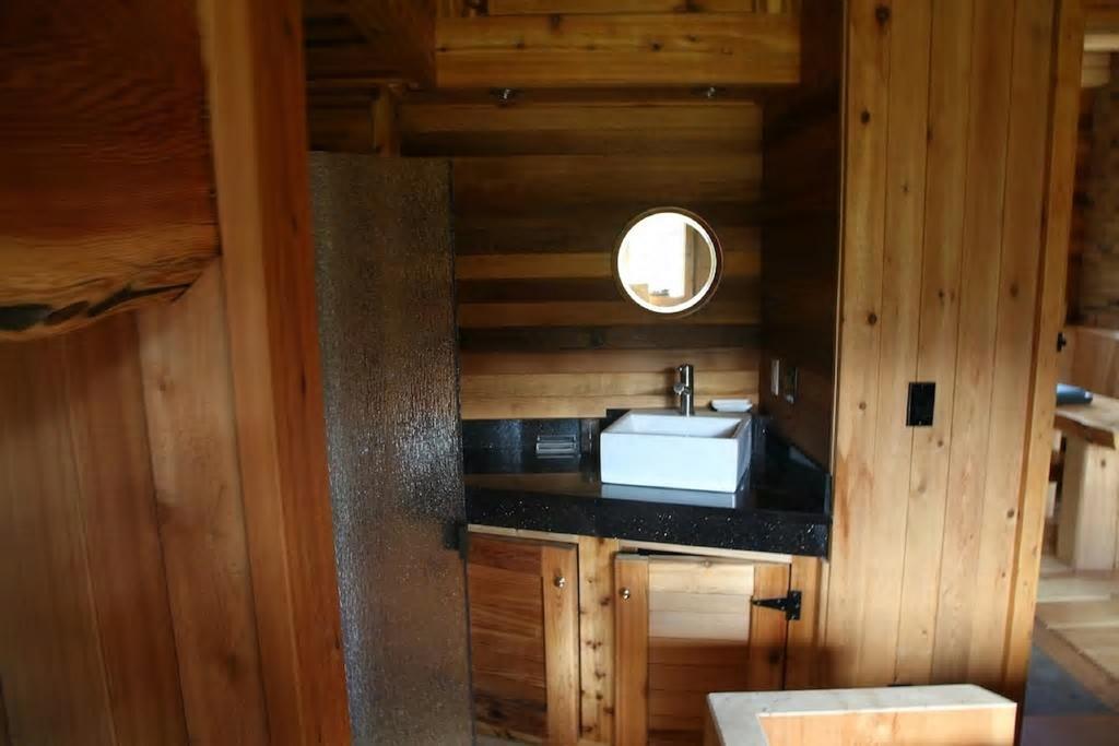 Ldr Lodge - Last Dollar Ranch Smithers Exteriör bild