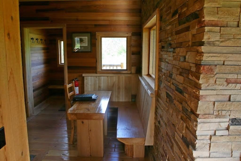Ldr Lodge - Last Dollar Ranch Smithers Exteriör bild