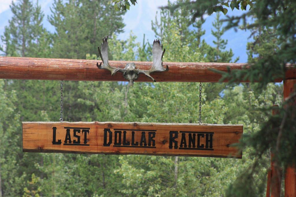 Ldr Lodge - Last Dollar Ranch Smithers Exteriör bild